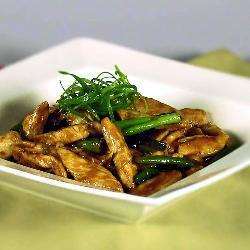 Chicken with Mangetout in Garlic Sauce